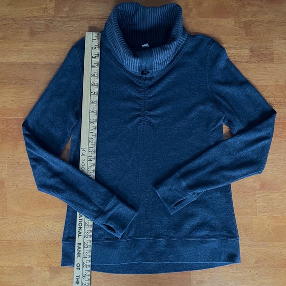 Lululemon Reversible Cowl Neck Sweatshirt Size 6 - Picture 6 of 9